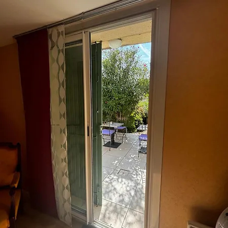 Pour 2 , Jardin Piscine Arret De Bus 50m ,climatise Frühstückspension