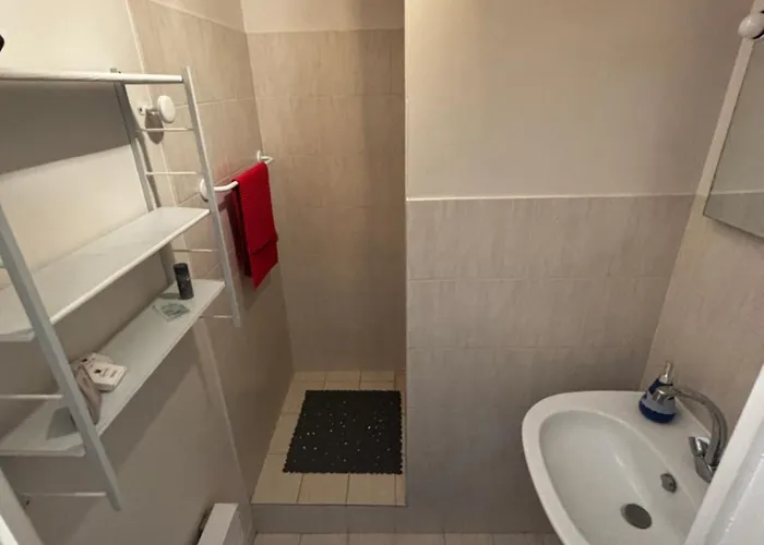 Pour 2 , Jardin Piscine Arret De Bus 50m ,climatise Oda ve Kahvaltı Villeneuve-lès-Avignon